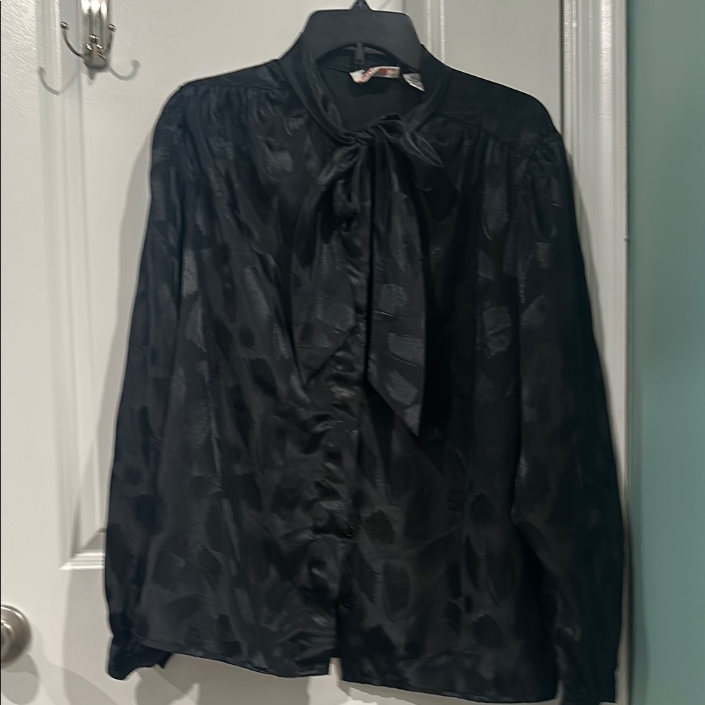 💋 Chic Black Blouse with Bow Tie